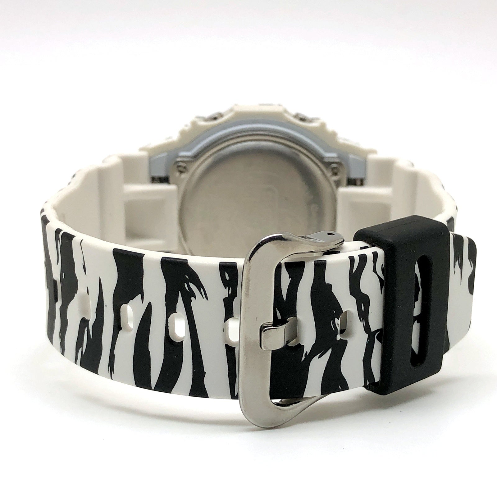 na 1006.G-SHOCK ジーショック DW-D5600BW CASIO G-SHOCK DW-D5600BW-7JF Digital zebra Mens Watch Used