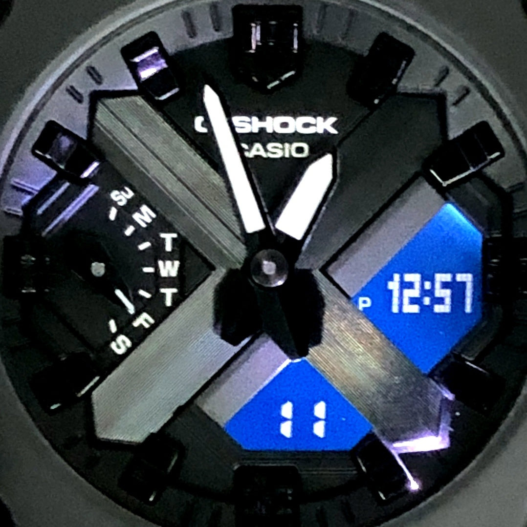 GA-2300-1A ミニマルデザイン アナデジモデル